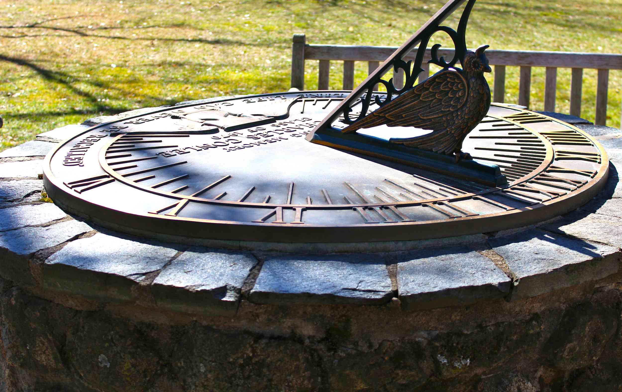Показать солнечные часы. Древние солнечные часы гномон. Гномон древняя Греция. Солнечные часы в Нижнем парке Петергофа. Солнечные часы гномон древний Египет.